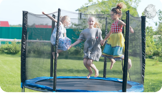 Dzieci bawiące się na trampolinie